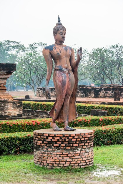 Une belle vue sur le parc historique de Sukhothai situé en Thaïlande