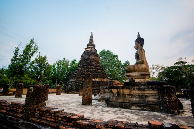 Une belle vue sur le parc historique de Sukhothai situé en Thaïlande