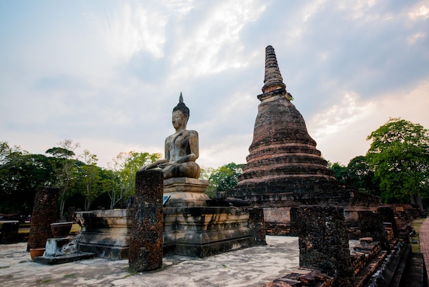 Une belle vue sur le parc historique de Sukhothai situé en Thaïlande