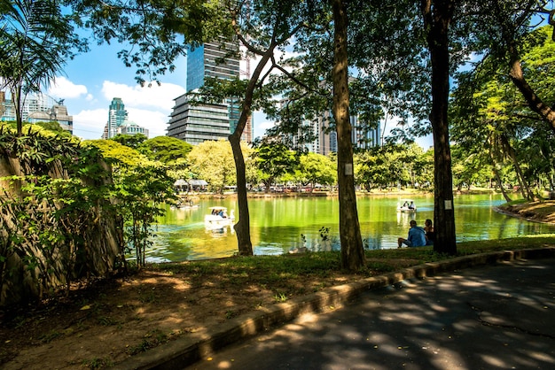 Photo une belle vue sur le parc lumpini situé à bangkok en thaïlande