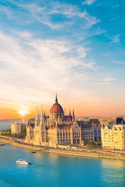 Belle vue sur le Parlement hongrois et le pont des chaînes dans le panorama de Budapest la nuit