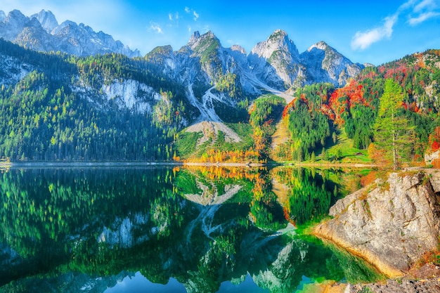 Photo belle vue sur un paysage d'automne coloré idyllique dans le lac gosausee autriche