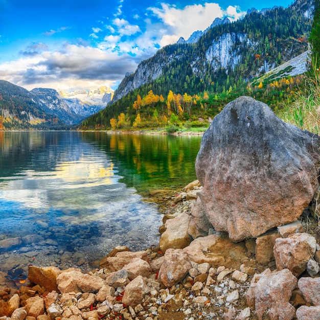 Photo belle vue sur un paysage d'automne coloré idyllique dans le lac gosausee autriche