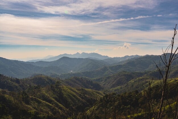 Belle vue sur le paysage et les couches de montagnes sur le mont khao khao chang phueak La plus haute montagne du parc national de Thong Pha Phum est connue sous le nom de Khao Chang Phueak