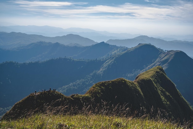 Photo belle vue sur le paysage et les couches de montagnes sur le mont khao khao chang phueak la plus haute montagne du parc national de thong pha phum est connue sous le nom de khao chang phueak