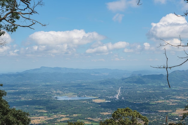 Belle vue sur le paysage depuis le parc national de la montagne Phu Kradueng