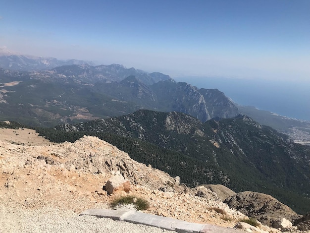 Belle vue sur le paysage d'une haute montagne à la forêt et aux montagnes dans un pays tropical