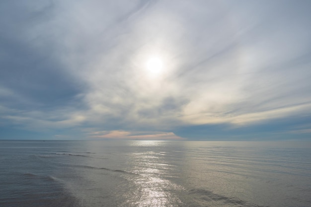 Belle vue sur le paysage marin avec un horizon sans fin le matin par temps nuageux en thaïlande