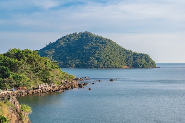 Belle vue sur le paysage marin avec la montagne au point de vue de noen nangphaya chanthaburi thaïlande. Spot photo populaire au bord de l'eau avec en toile de fond la route côtière sinueuse