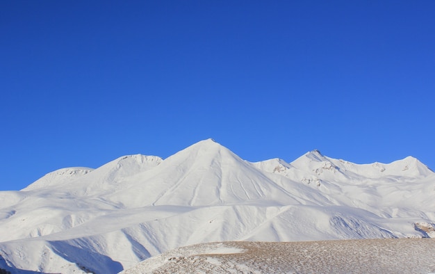 Photo belle vue et paysage de montagne en géorgie. lieux colorés