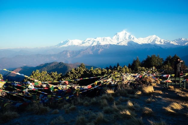 Belle vue sur le paysage des montagnes himalayennes. Sommets enneigés et drapeaux de prière tibétains multicolores. concept de trekking dans les montagnes