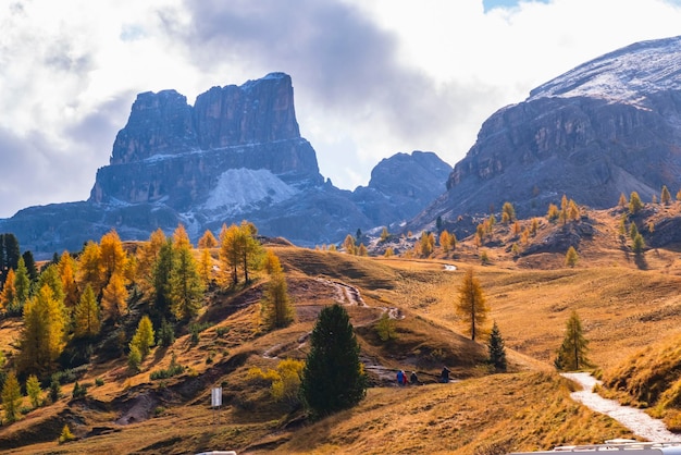 Belle vue sur le paysage à passo falzarego le territoire d'Agordo et Cortina d'Ampezzo, Dolomiti Italie.