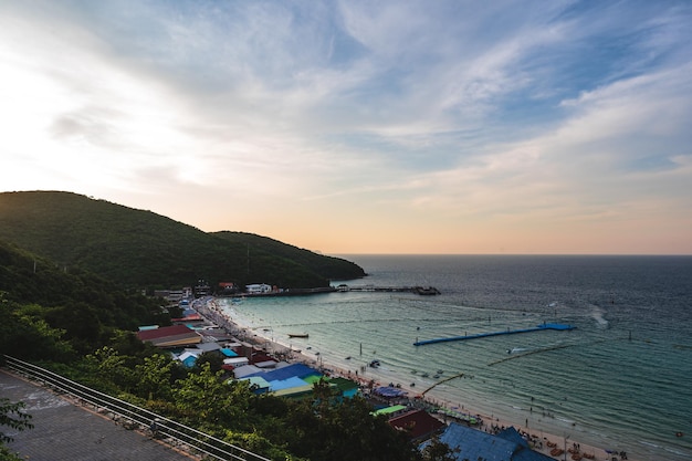 Photo belle vue sur le paysage sur le point de vue de la plage de ta waen koh lan pattayal'île de koh lan est la célèbre île près de la ville de pattaya en thaïlande