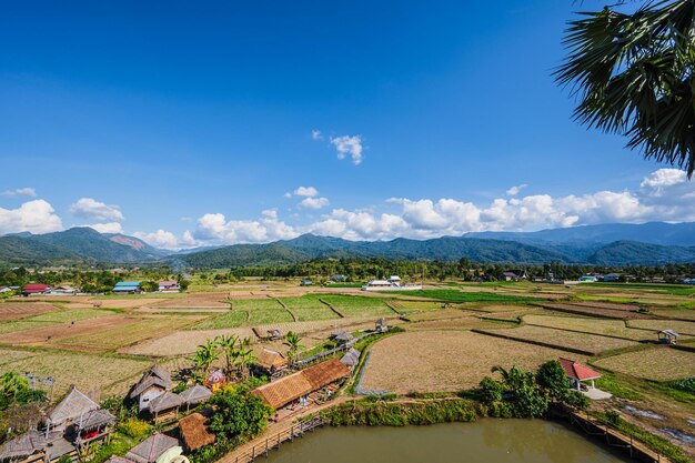 Belle vue paysage sur le point de vue de Wat Phuket Pua District nan.Phuket Temple est un temple de la province de Nan.Pua dans la partie centrale de la province de Nan, dans le nord de la Thaïlande