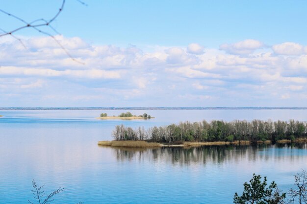 Belle vue sur le paysage de la rivière et des îles avec des arbres