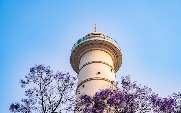 belle vue sur le paysage de la tour de dharahara pendant la saison du printemps à Katmandou Népal