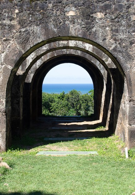 Photo belle vue sur le paysage à travers les arches des ruines du château de garcia davila à bahia