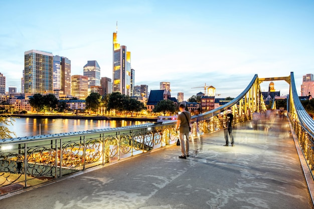 Belle vue de paysage urbain sur les gratte-ciel et le pont illuminés pendant le crépuscule à Francfort, Allemagne