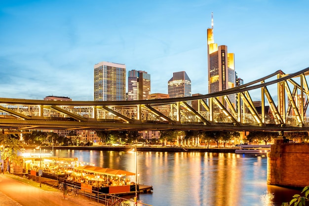Belle vue de paysage urbain sur les gratte-ciel et le pont illuminés pendant le crépuscule à Francfort, Allemagne