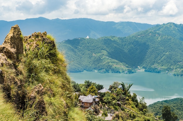 Belle vue sur le paysage de la ville de Pokhara et du lac Pheva, Népal. Voyage au Népal concept.