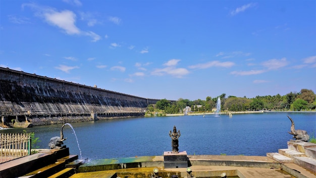 Belle vue sur le paysage de la vue sur le barrage de KRS depuis les jardins de Brindavan Lieu de pique-nique parfait ou passerelle de week-end pour les habitants de Bangalore Mysore