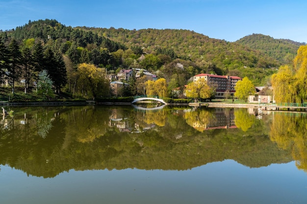 Belle vue sur le petit lac du parc de la ville de Dilijan le matin ensoleillé