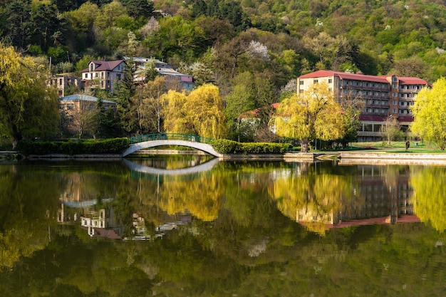 Belle vue sur le petit lac du parc de la ville de Dilijan le matin ensoleillé