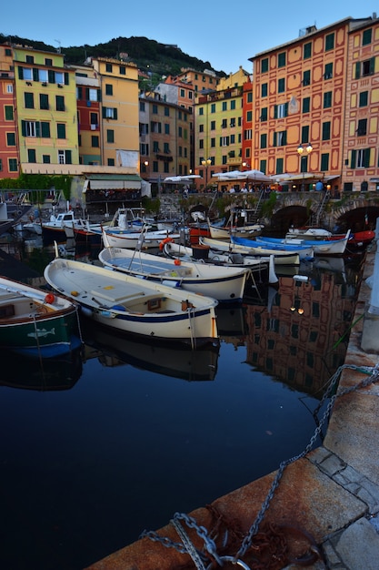 belle vue sur le petit port de Camogli avec ses maisons colorées surplombant la mer