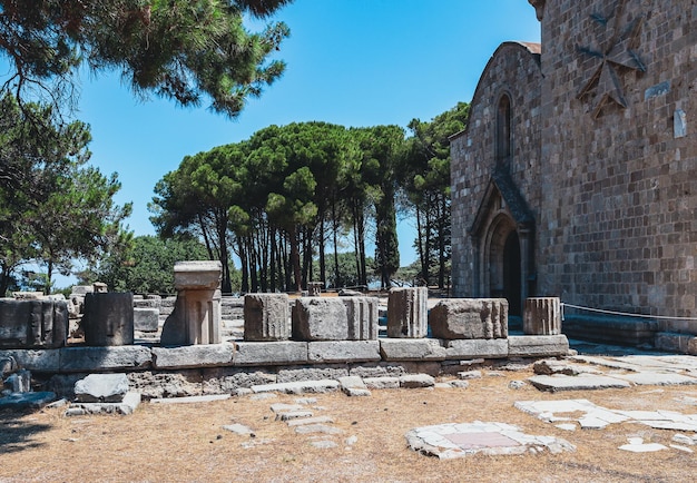 Belle vue sur les pierres détruites de Zeus et d'Athéna sur le mont Filerimos