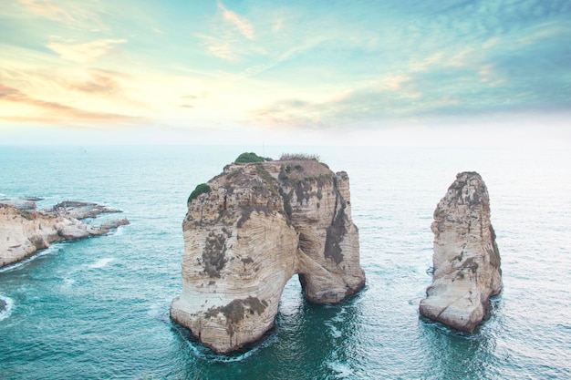 Belle vue sur les Pigeon Rocks sur la promenade du centre de Beyrouth, Liban