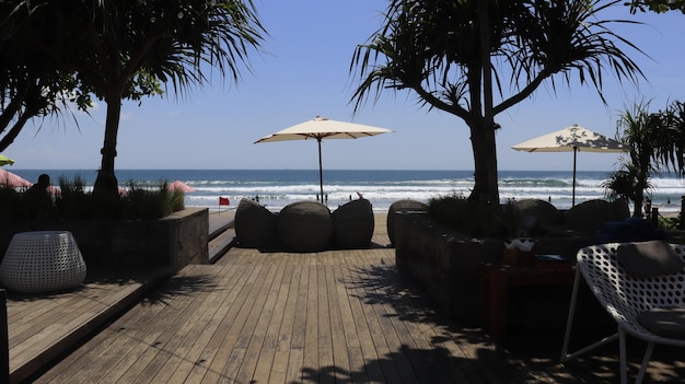 Une belle vue sur la plage Double Six à Bali Indonésie