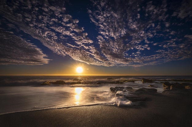 Belle vue sur une plage avec des moments au coucher du soleil