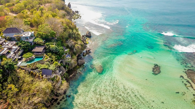 Une belle vue sur la plage de Padang Padang située à Bali en Indonésie