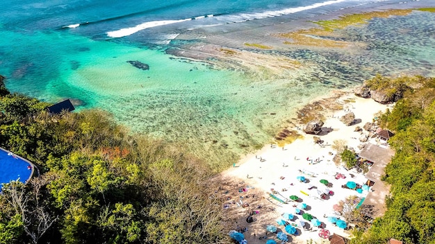 Une belle vue sur la plage de Padang Padang située à Bali en Indonésie