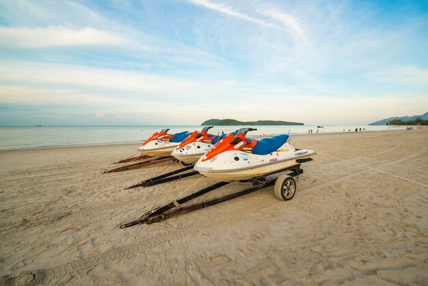 Une belle vue sur la plage de Pantai Cenang à Langkawi en Malaisie