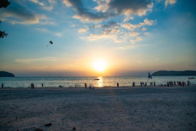 Une belle vue sur la plage de Pantai Cenang à Langkawi en Malaisie