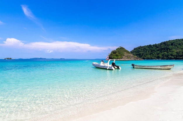 Belle vue sur la plage Paysage marin de l'île de Kohl Chang à la province de Trad à l'est de la Thaïlande sur fond de ciel bleu Paysage de l'île de la mer de Thaïlande