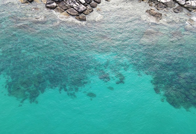 Belle vue sur la plage de sable et les vagues sur la mer, vue aérienne de haut en bas sur les drones