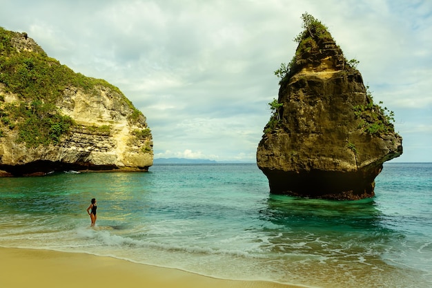 Belle vue sur la plage de Suwehan à Nusa Penida. Indonésie