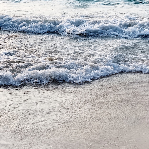 Belle vue sur la plage tropicale avec sable blanc et mer bleue avec des vagues sur Phuket