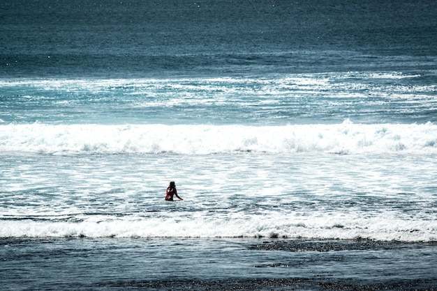 Une belle vue sur la plage d'Uluwatu située à Bali en Indonésie