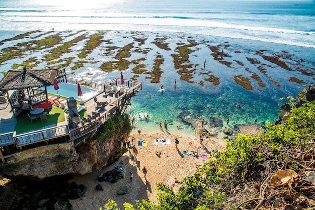 Une belle vue sur la plage d'Uluwatu située à Bali en Indonésie