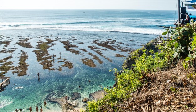 Une belle vue sur la plage d'Uluwatu située à Bali en Indonésie