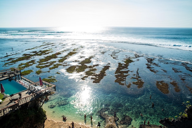 Une belle vue sur la plage d'Uluwatu située à Bali en Indonésie