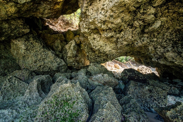 Une belle vue sur la plage d'Uluwatu située à Bali en Indonésie