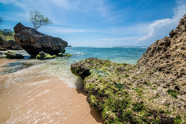 Une belle vue sur la plage d'Uluwatu située à Bali en Indonésie