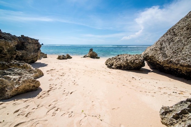 Une belle vue sur la plage d'Uluwatu située à Bali en Indonésie