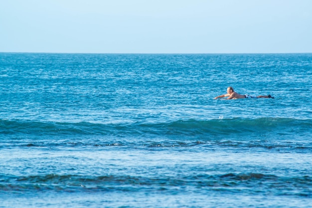 Une belle vue sur la plage d'Uluwatu située à Bali en Indonésie