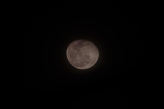 Belle vue sur la pleine lune dans le ciel nocturne