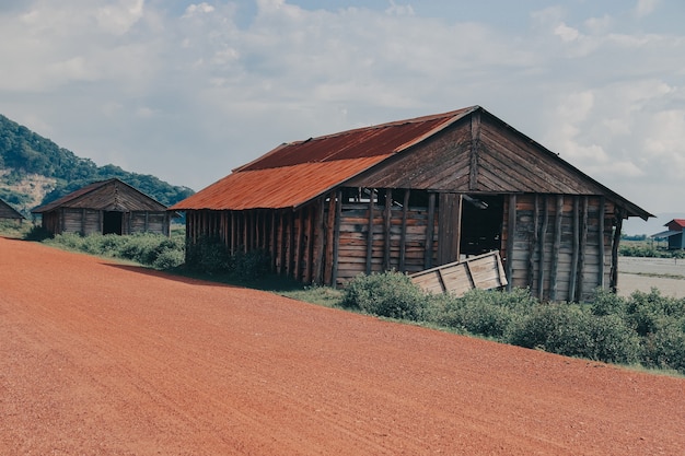 Belle vue sur plusieurs granges en bois à la campagne